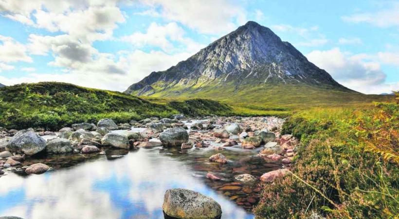 La vallée de Glencoe, avec au loin la montagne Buachaille Etive Mor qui culmine à 1022 mètres. 