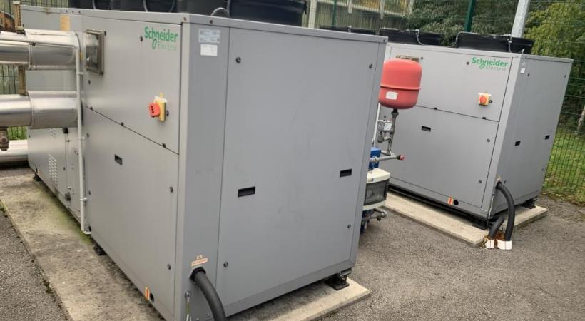 A gauche l’intérieur d’un des 2 data-centers avec son allée parsemée de racks et, à droite, le générateur de secours. CA