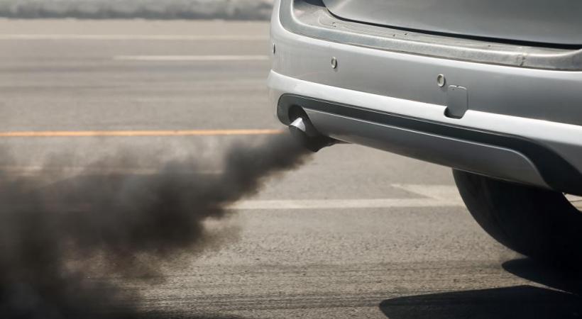La Municipalité envisage la fin des véhicules thermiques sur son territoire d’ici à 2030. En médaillon, le politologue René Knüsel. 123RF