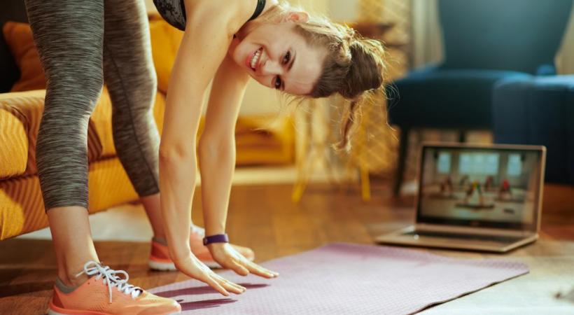 Même en quarantaine, de petits exercices physiques aident à maintenir sa santé mentale. Quant à ceux qui peuvent sortir, ils ne doivent pas hésiter à s’adonner à de longues promenades, en respectant les gestes barrières. 123RF