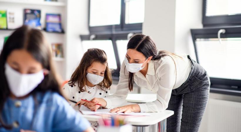 Avec au moins 20 contaminations hebdomadaires d’enseignants, faudra-t-il généraliser le port du masque aux plus petits? 123 RF