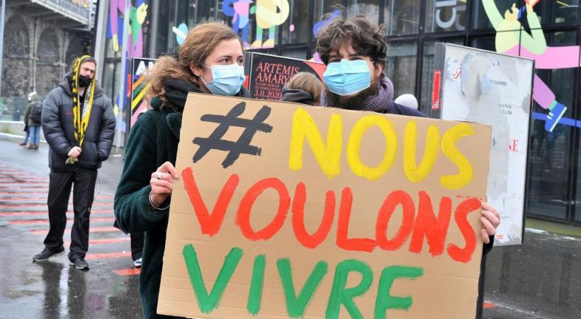 Impacté le monde de la culture manifeste pour sa survie. Mais toute la population est concernée. VERISSIMO