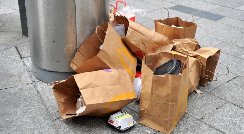 Depuis le début de la pandémie et l’explosion de la vente à l’emporter, les poubelles débordent et les incivilités augmentent. VERISSIMO