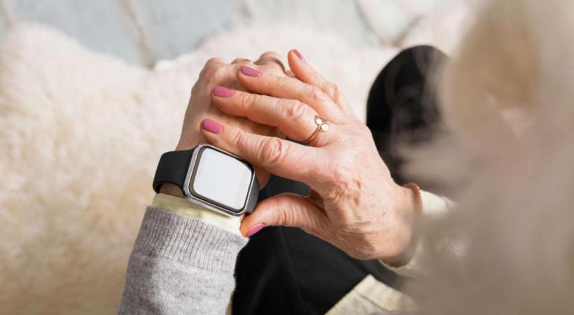 Une montre connectée peut permettre d’alerter les secours ou les proches en cas de problème. PIXABAY