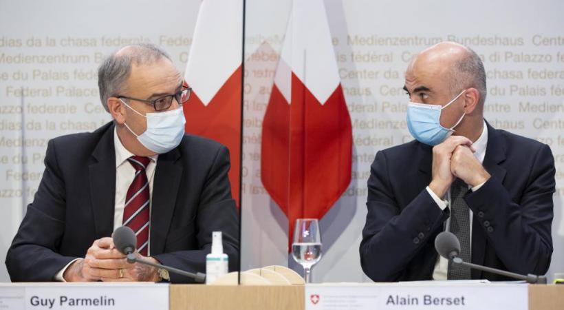 «Est-ce que vraiment (Alain Berset) a l’air d’un dictateur? Moi, je n’ai pas l’impression», a lancé Guy Parmelin en désignant son collègue. KEYSTONE