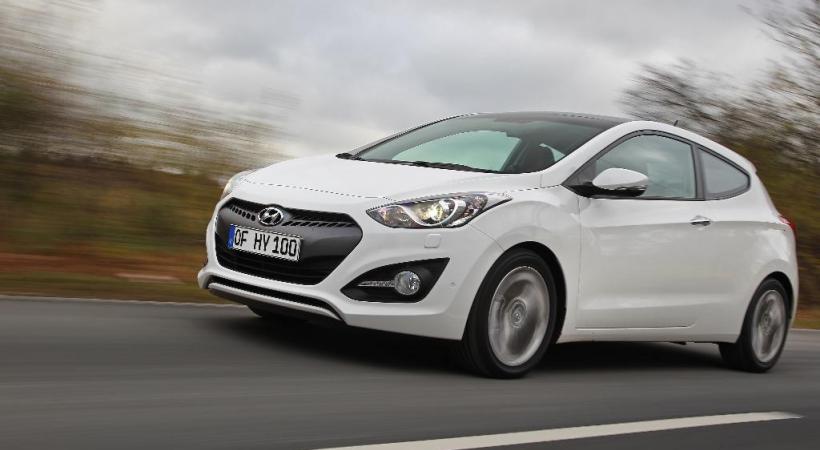  HYUNDAI I30 3 P • Quand on n’a pas l’utilité des aspects pratiques d’une voiture, la silhouette devient prépondérante.