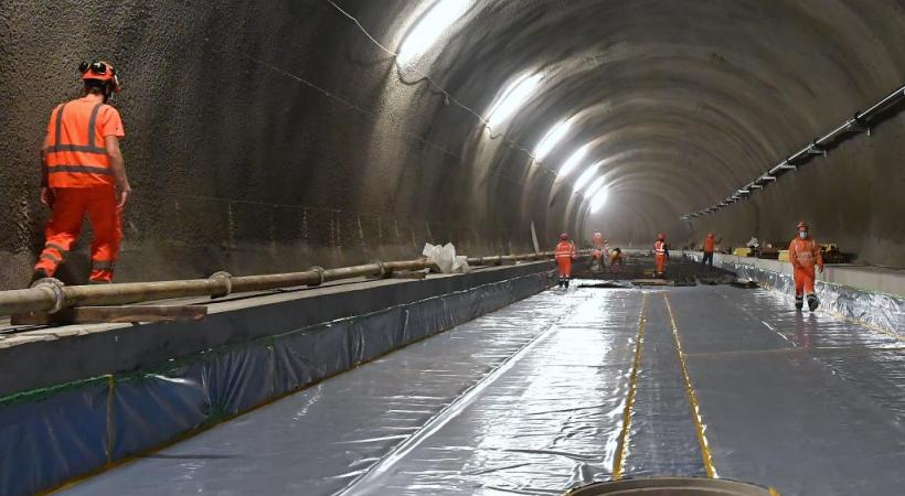 La dalle flottante sera posée sur ce tapis  de mousse bleue est absorbera les vibrations causées par le passage des trains. Photo Verissimo