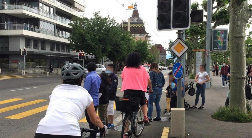 Les cyclistes n’hésitent pas à se faufiler entre les piétons qui attendent que leur feu passe au vert. VERISSIMO