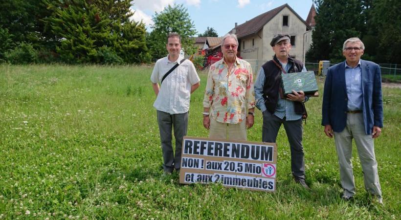 Le comité référendaire pose sur la parcelle où les deux immeubles sont prévus. DR