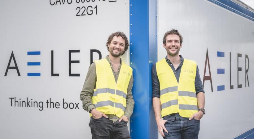 Naïk Londono et David Baur (à dr.) devant leur container révolutionnaire. DR