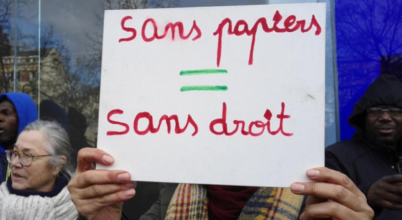 Une carte d’identité municipale garantirait aux sans papiers l’accès à des droits élémentaires. DR