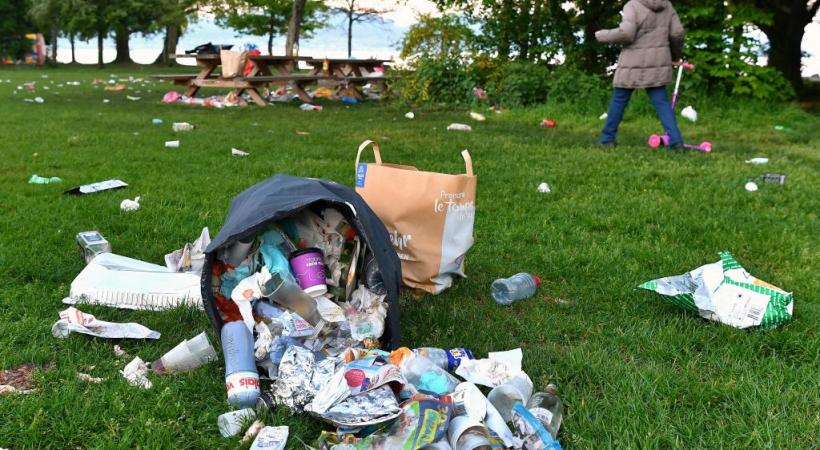 Cet été, les fins de soirée arrosées ont souvent rimé avec déchets abandonnés. VERISSIMO