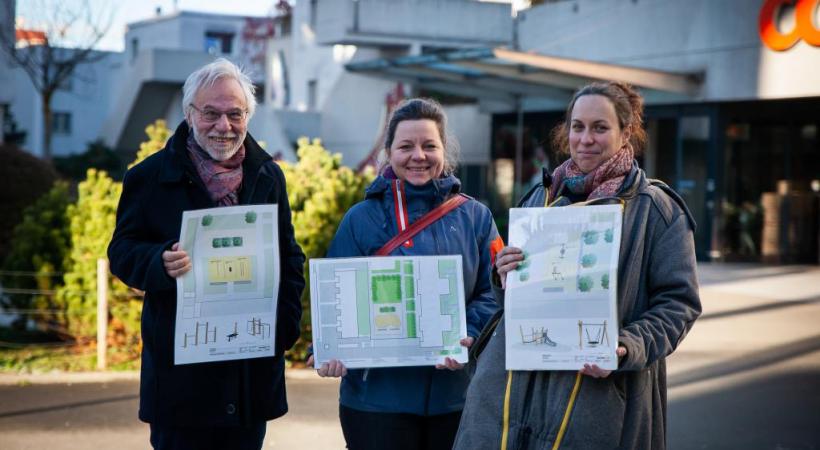 Gérald Progin, habitant, Camille Bernath, animatrice socioculturelle et Lucie, habitante, tous trois membres du Collectif des Jardins de Prélaz. MISSON