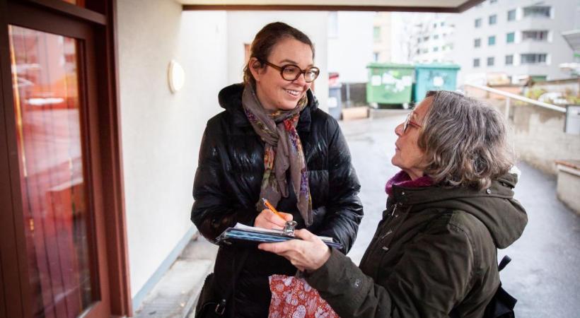 Olivier Christinet, Raphaëlle Deshayes et Andrea Eggli, membres de l’association Montelly Vit, devant l’immeuble dans lequel l’APEMS est prévu. MISSON