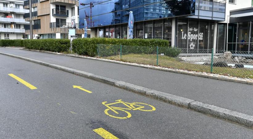 Devant le café-restaurant, les pistes cyclables qui ont fait fuir la clientèle. VERISSIMO