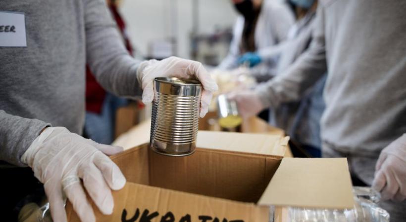 Depuis le début de la guerre, l’association a financé l’achat de nourriture pour les réfugiés ukrainiens. En médaillon, son président Mike Hoffman. DR
