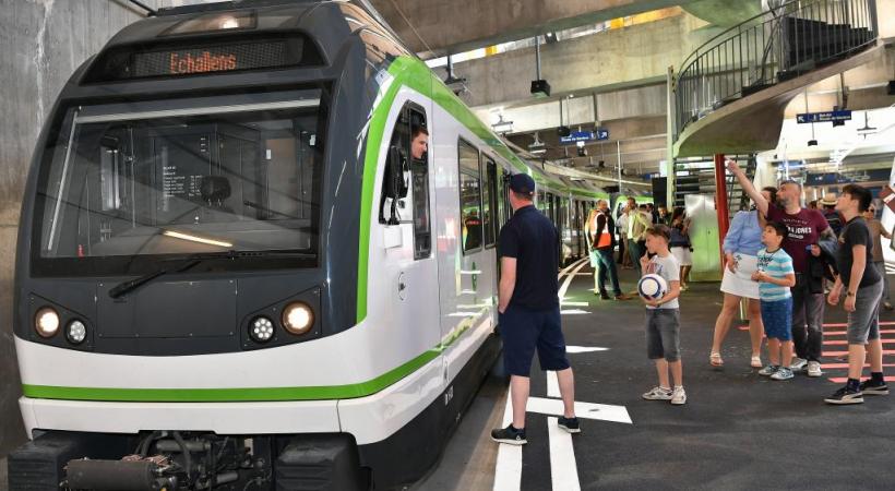 La population était invitée à venir tester le nouveau tracé. A droite, Samuel Barbou, directeur de projet des TL, Florence Germond, municipale en charge de la mobilité et Nuria Gorrite, conseillère d’Etat en charge des infrastructures. VERISSIMO