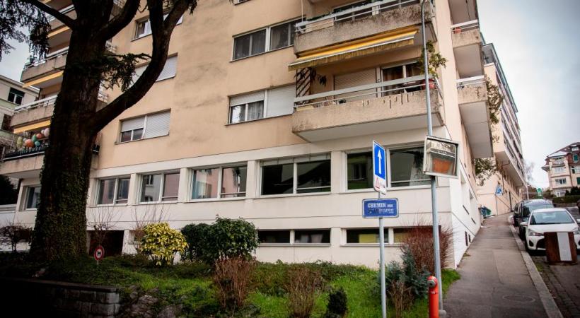 Un simple vitrage et des cadres de fenêtre en lambeaux, l’état de l’appartement de Maryse* laisse clairement à désirer. MISSON-TILLE