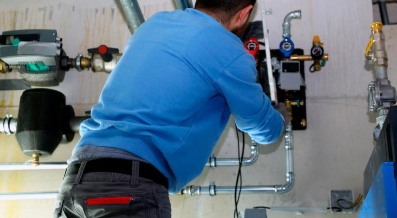 Il faut compter en moyenne quatre heures pour paramétrer chacune des 300 chaudières concernées. 123RF