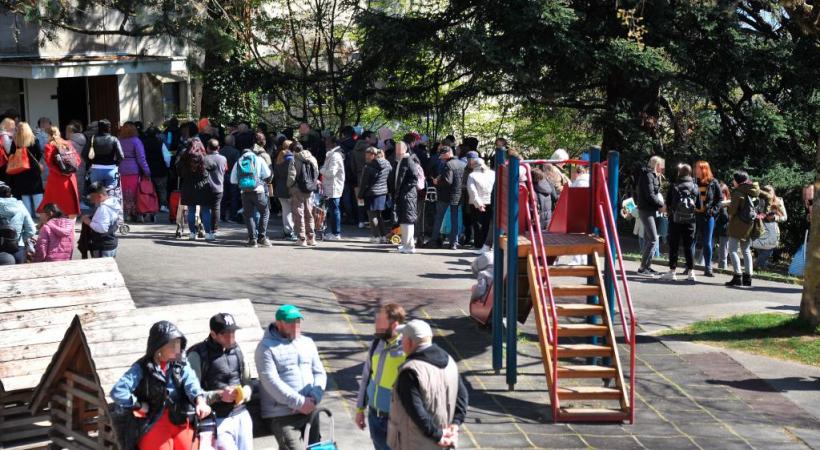 Dès 9 heures, les premiers bénéficiaires arrivent. La distribution ne commence qu’à 15 heures.  VERISSIMO