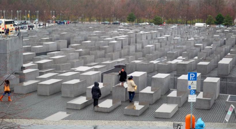 Il est possible de rallier l’île aux musées par bateau. Potsdamer Platz, vitrine du Berlin futuriste. Un ascenseur est intégré dans cet aquarium géant. Alexander Platz a bien changé depuis l’ex-RDA. Le saisissant mémorial de l’Holocauste. 