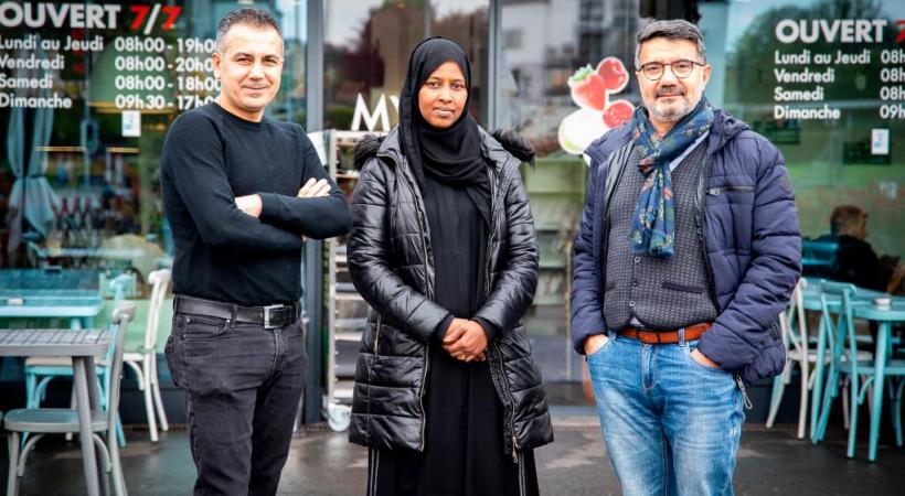 Samy Sari, restaurateur, Shukri, «habitante-cuisinière» d’origine somalienne, et Ihsan Kurt, municipal en charge de l’intégration devant le restaurant MyFood. MISSON-TILLE