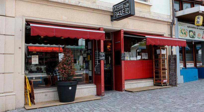 Une enseigne très appréciée qui exploite neuf tables à l’intérieur. En médaillon son patron, Gonzalo Amaya. MANEL SANTISO