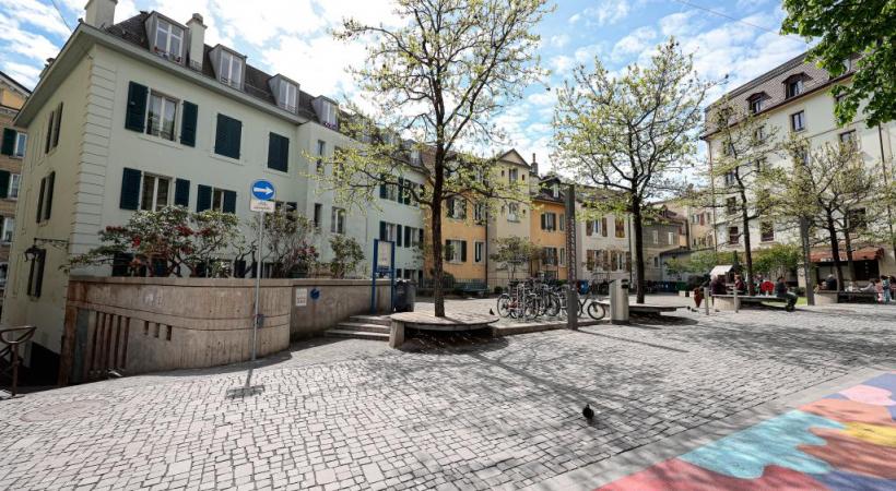 Réaménagée et piétonnisée en espace convivial, la rue Pré-du-Marché est victime de son succès. En médaillon, les toilettes fermées en 2018. SANTISO