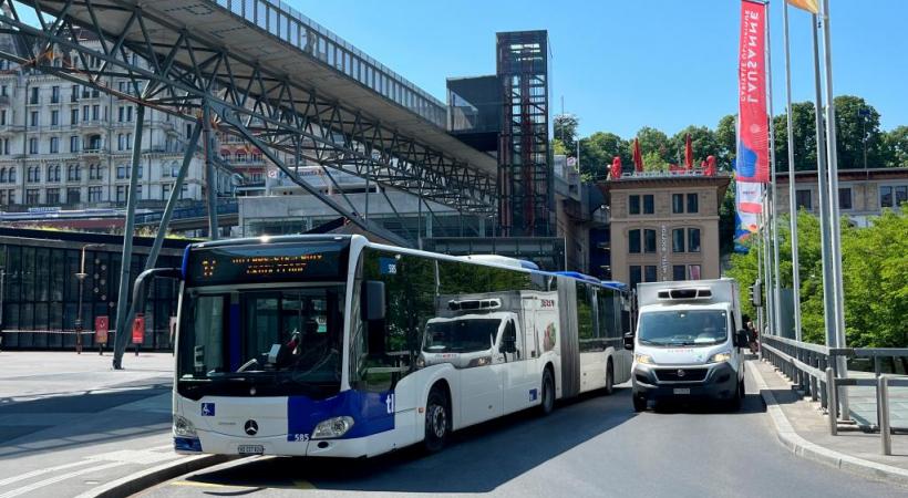 La ligne 17 s’arrête désormais au Flon. En médaillon, la conseillère communale Séverine Graff. CA