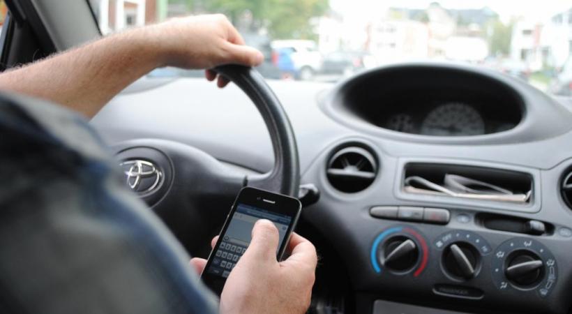   Trop d'automobilistes conduisent en téléphonant. DR