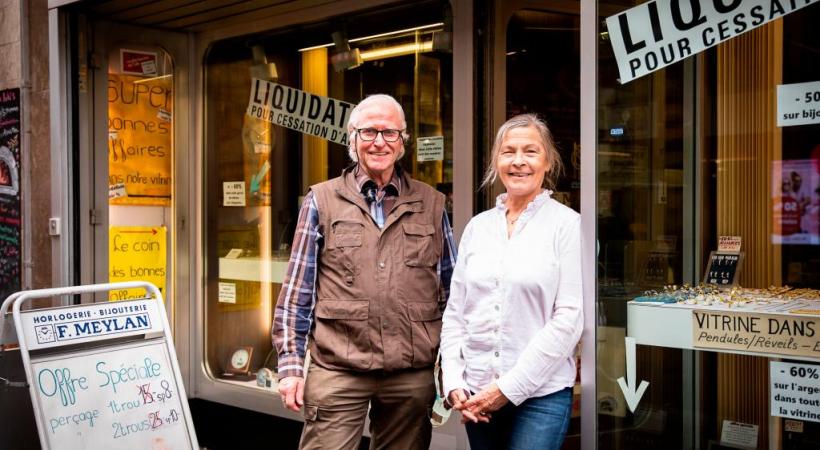 Freddy Meylan prend la pose avec Yvonne, son assistante depuis plus de 42 ans. MISSON-TILLE