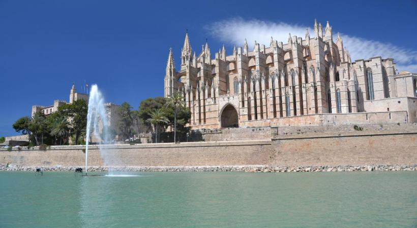  La cathédrale Santa Maria de Palma de Majorque (la Seu) vue depuis le Parc de la Mar. Passeig del Born, promenade ombragée de Palma. Le château du Gibralfaro, Málaga. Plage au centre de Málaga..