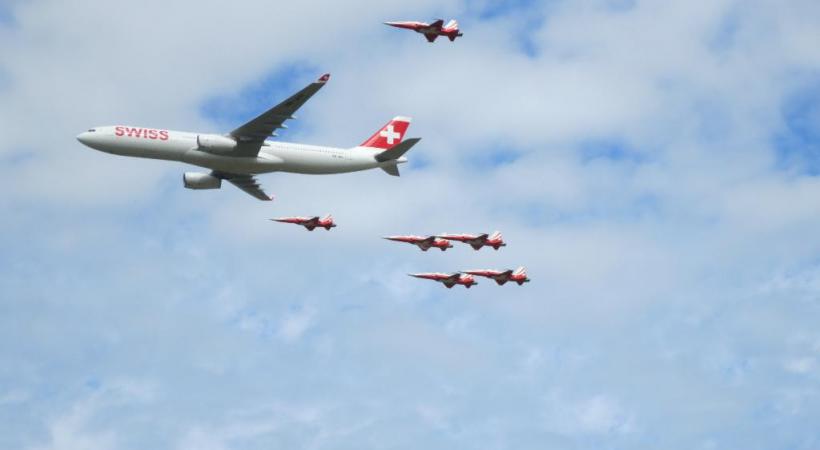 Un airbus 330 encadré par la patrouille suisse, au dessus de Payerne, le week-end dernier. DR.