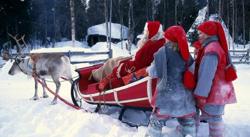  Quelques minutes suffisent pour s’initier à la motoneige. Une expérience unique: l’observation des aurores boréales. Les huskies, incontournables compagnons d’aventure.