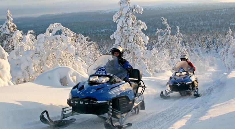  Quelques minutes suffisent pour s’initier à la motoneige. Une expérience unique: l’observation des aurores boréales. Les huskies, incontournables compagnons d’aventure.