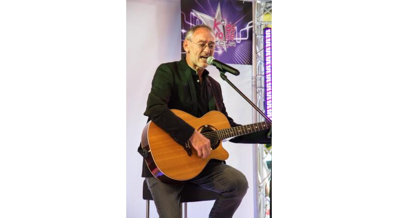 Le célèbre chanteur est l'un des jurés du casting Kids Voice. DR