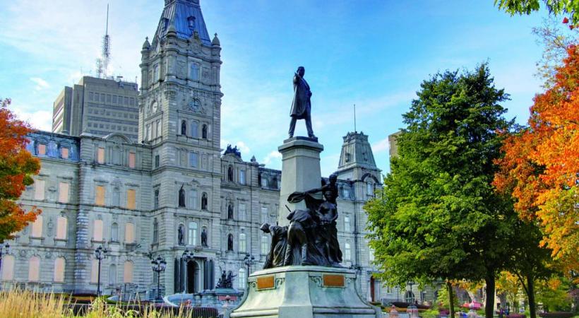 Le Saint-Laurent demeure le principal foyer de peuplement de la province de Québec. BERNARD PICHON Le Vieux Québec. BERNARD PICHON Certaines demeures des «Mille Iles»  sont de véritables châteaux. HISTOIRE & VOYAGES Le vieux Québec regorge de boutiques artisanales. BP 