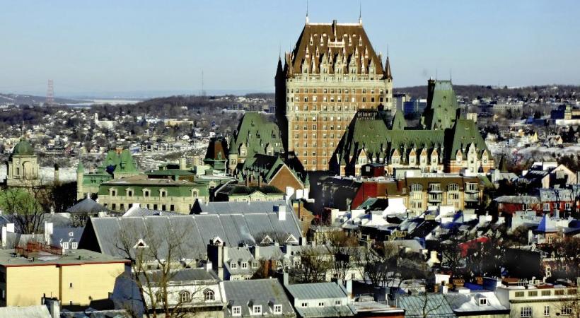 Le Saint-Laurent demeure le principal foyer de peuplement de la province de Québec. BERNARD PICHON Le Vieux Québec. BERNARD PICHON Certaines demeures des «Mille Iles»  sont de véritables châteaux. HISTOIRE & VOYAGES Le vieux Québec regorge de boutiques artisanales. BP 