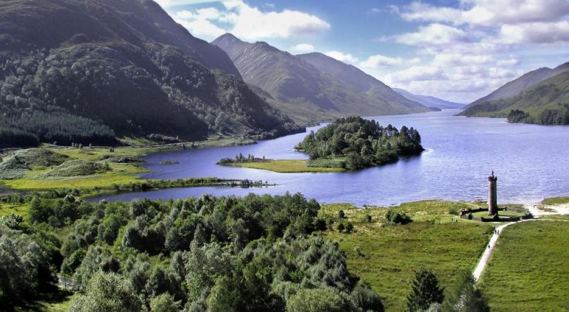  Proches de Stonehaven, les ruines de la forteresse médiévale de Dunottar. PHOTOS KUONI Edimbourg a de quoi enchanter les amoureux d’architecture. Les Ecossais sont farouchement attachés à leurs traditions. Les eaux douces du Loch Shiel, dans les Highlands.