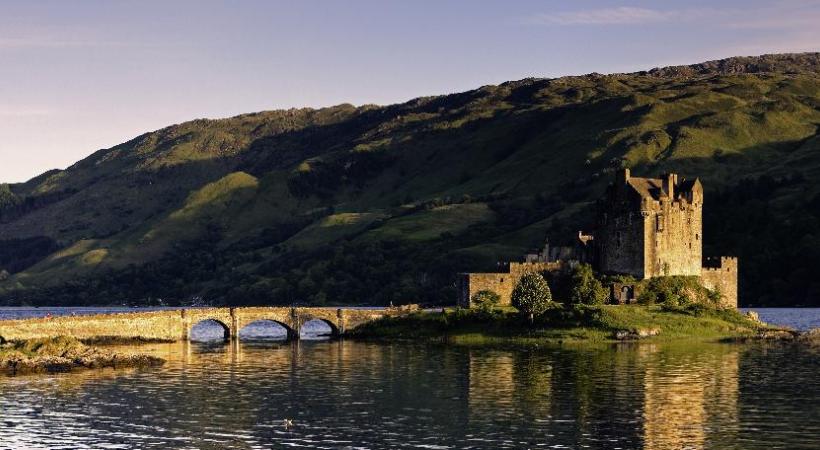  Proches de Stonehaven, les ruines de la forteresse médiévale de Dunottar. PHOTOS KUONI Edimbourg a de quoi enchanter les amoureux d’architecture. Les Ecossais sont farouchement attachés à leurs traditions. Les eaux douces du Loch Shiel, dans les Highlands.
