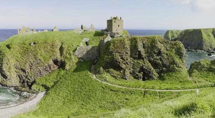  Proches de Stonehaven, les ruines de la forteresse médiévale de Dunottar. PHOTOS KUONI Edimbourg a de quoi enchanter les amoureux d’architecture. Les Ecossais sont farouchement attachés à leurs traditions. Les eaux douces du Loch Shiel, dans les Highlands.
