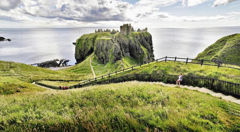  Proches de Stonehaven, les ruines de la forteresse médiévale de Dunottar. PHOTOS KUONI Edimbourg a de quoi enchanter les amoureux d’architecture. Les Ecossais sont farouchement attachés à leurs traditions. Les eaux douces du Loch Shiel, dans les Highlands.