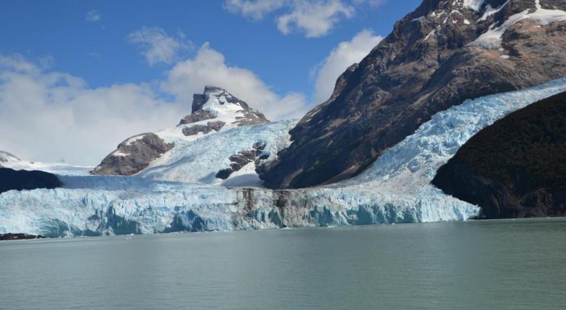 Un gaucho et ses moutons dans l’Estancia Galpon del Glaciar. En Patagonie, les glaciers grondent en permanence. Ici, le glacier Spegazzini. Les aiguilles autour du célèbre Fitz Roy (3375 m.). 