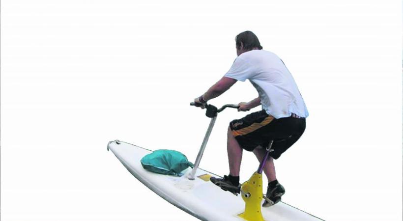 Le surfbike est un habile mélange entre le surf et le cyclisme. DR