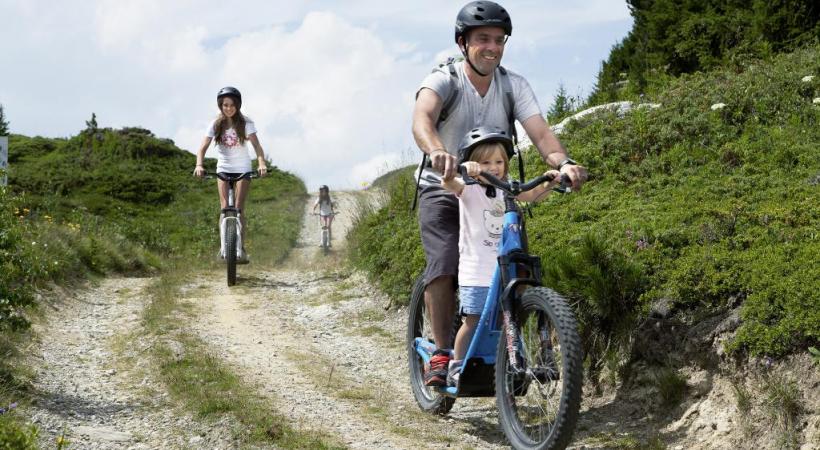 L’été à Thyon permet des randonnées de grande découverte comme les zones humides que sont les Gouilles d’Essertze et les Gouillis.  FRANçOIS PERRAUDIN En trottinette de montagne. NICOLA CUTI Raid ou promenade, le cheval est roi. NICOLA CUTI Un artiste-sculpteur de Montagn’Art à l’œuvre. NICOLA CUTI 