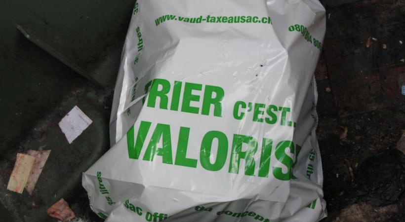  Abandoner un sac poubelle dans la rue peut parfois réserver des surprises. DR