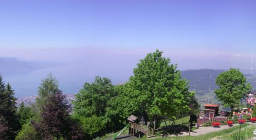 Depuis les Rochers-de-Naye, une vue d’exception sur le Léman.  Se rendre aux Pléiades en 40 minutes. La «Love Yourte», événement 2015, aux Rochers-de-Naye. Détente aux Pléiades. 