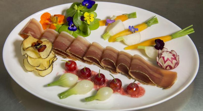 Jambon de Penthaz, chips de panais et vinaigrette de griottes 