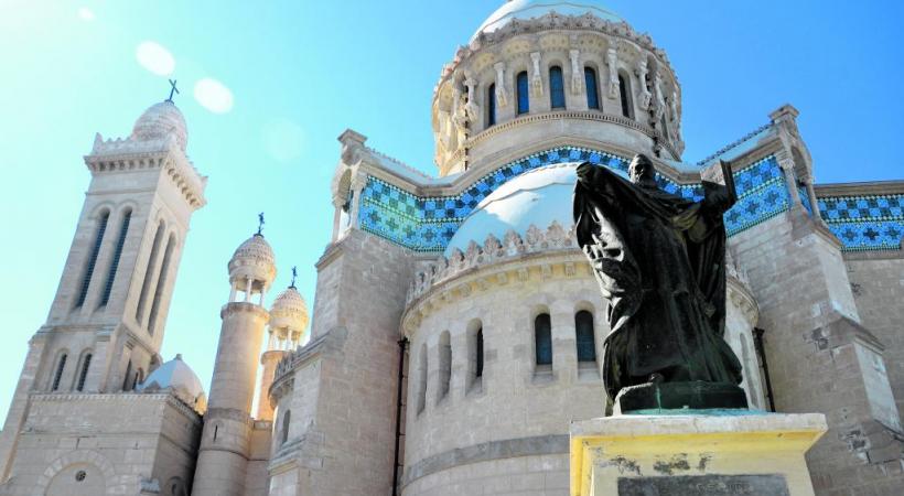  Petit à petit, le centre d’Alger-la-Blanche fait peau neuve. Basilique Notre-Dame d’Afrique. Jardin d’Essai du Hamma. Le chanteur suisse Bastian Baker à Tipasa.