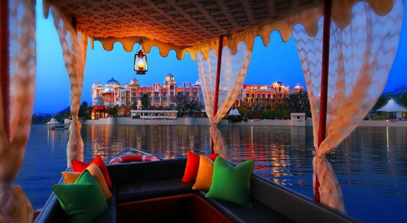 Le Festival de Gangaur, à Udaipur, est le miroir de l’excellence artisanale de l’Inde, avec ses bijoux et ses tissus riches en couleurs. MARC SEILER L’ancienne résidence royale de la ville de Samode. Jaipur, royaume de la pierre précieuse. 